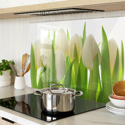 Glazen snijplanken Tulpen tegen een achtergrond van groene bladeren