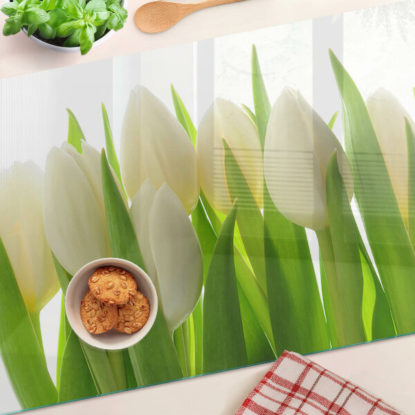 Glazen snijplanken Tulpen tegen een achtergrond van groene bladeren