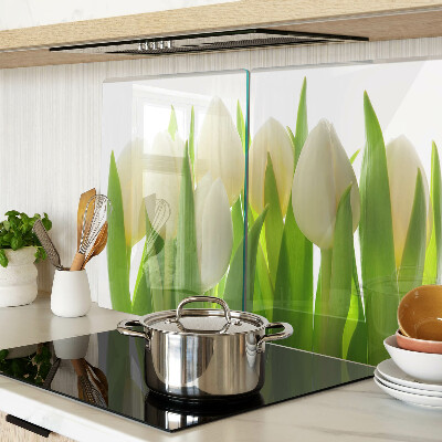 Glazen snijplanken Tulpen tegen een achtergrond van groene bladeren