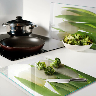 Glazen snijplanken Tulpen tegen een achtergrond van groene bladeren