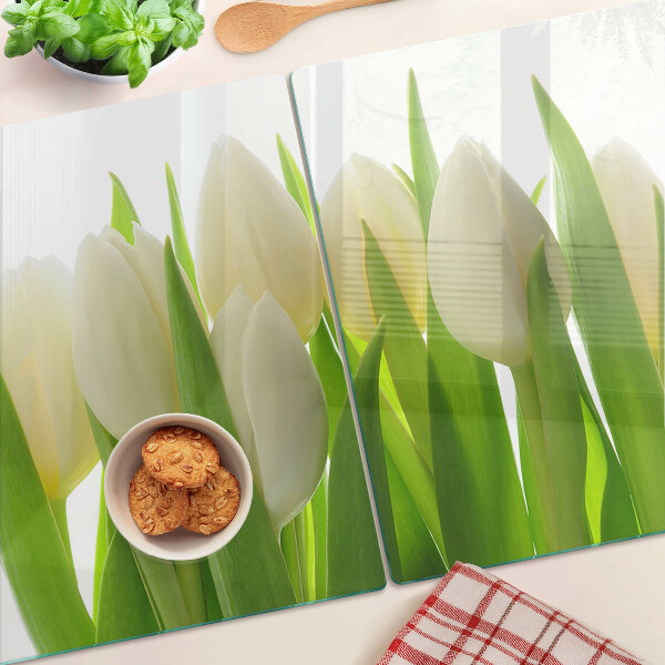 Glazen snijplanken Tulpen tegen een achtergrond van groene bladeren