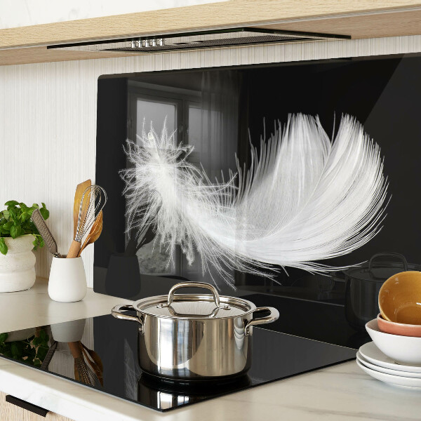 Szklana deska do krojenia Pióro na czarnym tle