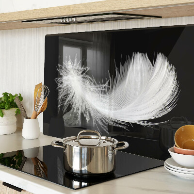 Szklana deska do krojenia Pióro na czarnym tle