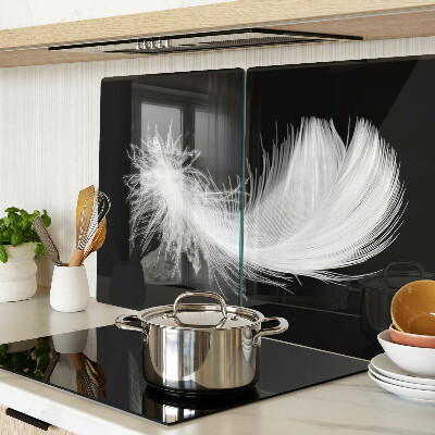 Szklana deska do krojenia Pióro na czarnym tle