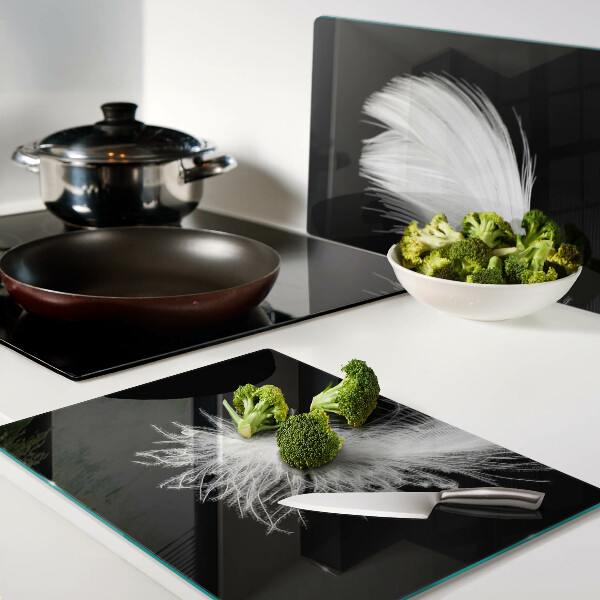 Szklana deska do krojenia Pióro na czarnym tle