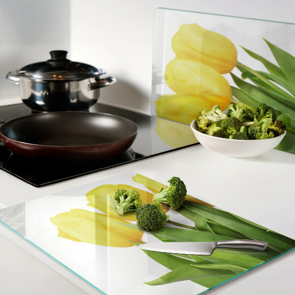 Snijplanken glas Gele tulpen op een groene achtergrond