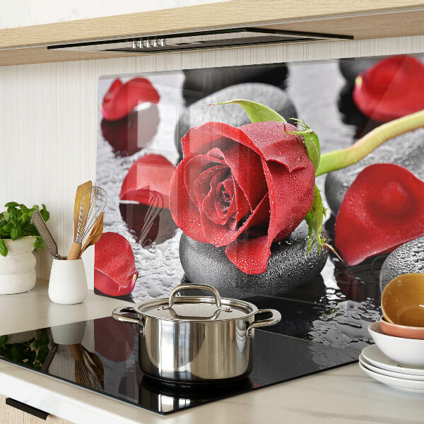 Szklana deska kuchenna Róża na kamieniach z kroplami wody