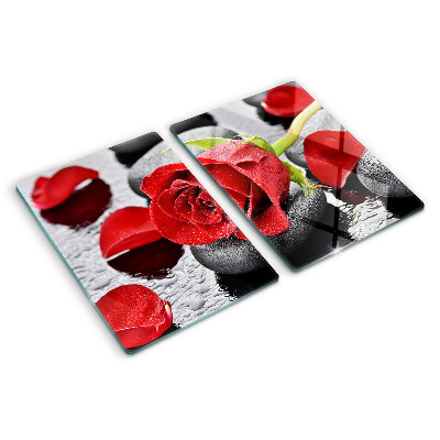 Snijplanken van glas Roos op stenen met waterdruppels