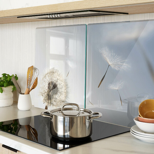 Snijplanken glas Paardenbloemen op de achtergrond van het raam.