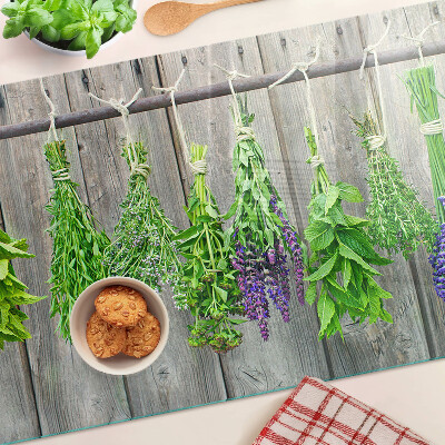 Snijplanken glas Gedroogde kruiden op een houten achtergrond