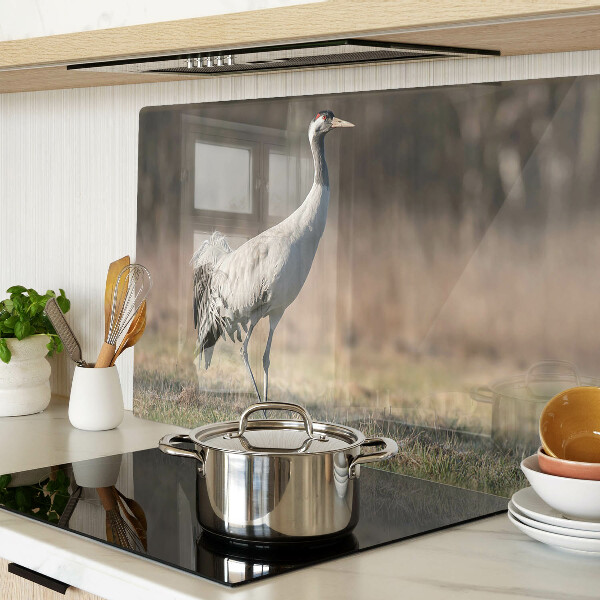 Glazen snijplanken Een kraan tegen de achtergrond van een landschap.