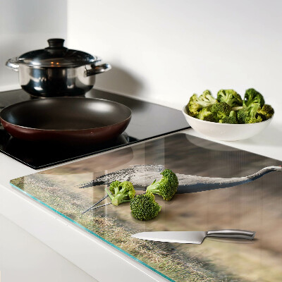 Glazen snijplanken Een kraan tegen de achtergrond van een landschap.