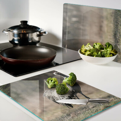 Glazen snijplanken Een kraan tegen de achtergrond van een landschap.