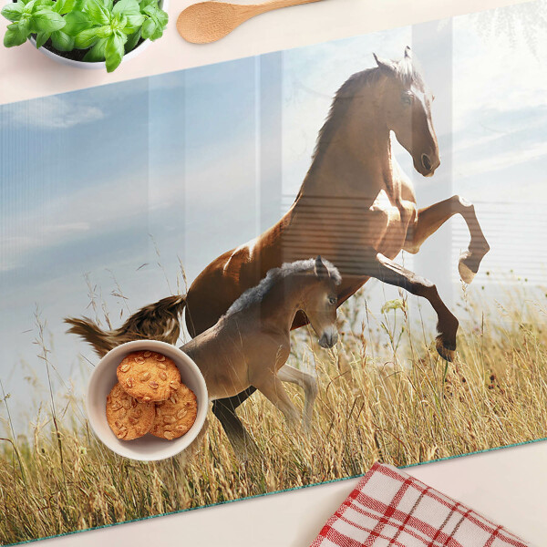 Glazen snijplanken Paarden in een weiland in de zon.