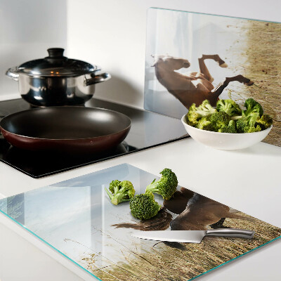 Glazen snijplanken Paarden in een weiland in de zon.