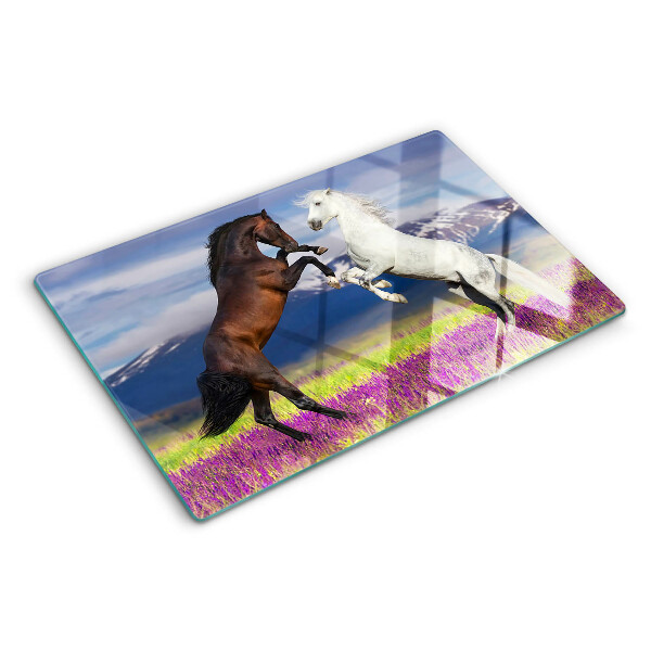 Glazen snijplanken Paarden tegen de achtergrond van bergen en bloemen.