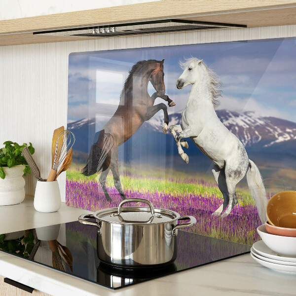 Glazen snijplanken Paarden tegen de achtergrond van bergen en bloemen.