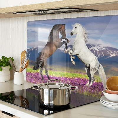 Glazen snijplanken Paarden tegen de achtergrond van bergen en bloemen.