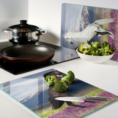 Glazen snijplanken Paarden tegen de achtergrond van bergen en bloemen.