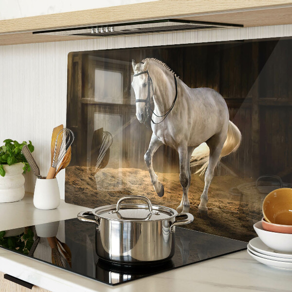 Snijplanken van glas Een paard in beweging in de stal.