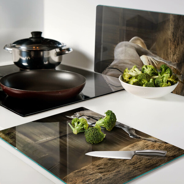 Snijplanken van glas Een paard in beweging in de stal.