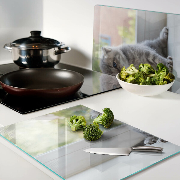 Glazen snijplanken Een kitten op de vensterbank.