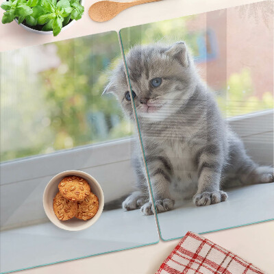 Glazen snijplanken Een kitten op de vensterbank.