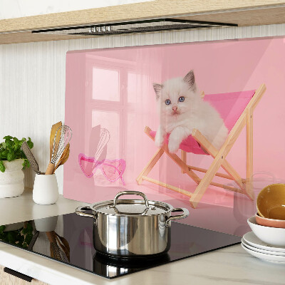 Snijplanken glas Een kitten op een ligstoel tegen een roze achtergrond.