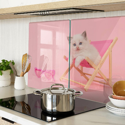 Snijplanken glas Een kitten op een ligstoel tegen een roze achtergrond.