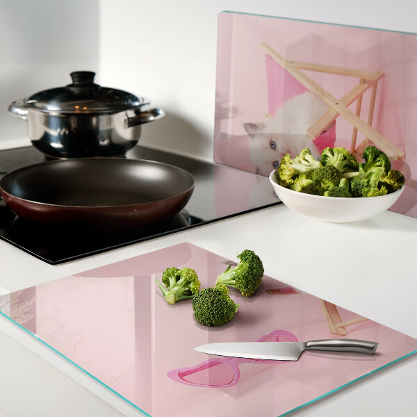 Snijplanken glas Een kitten op een ligstoel tegen een roze achtergrond.