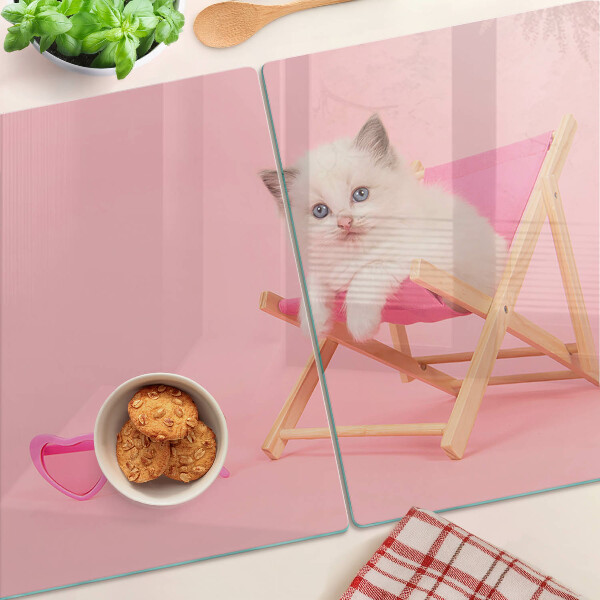 Snijplanken glas Een kitten op een ligstoel tegen een roze achtergrond.