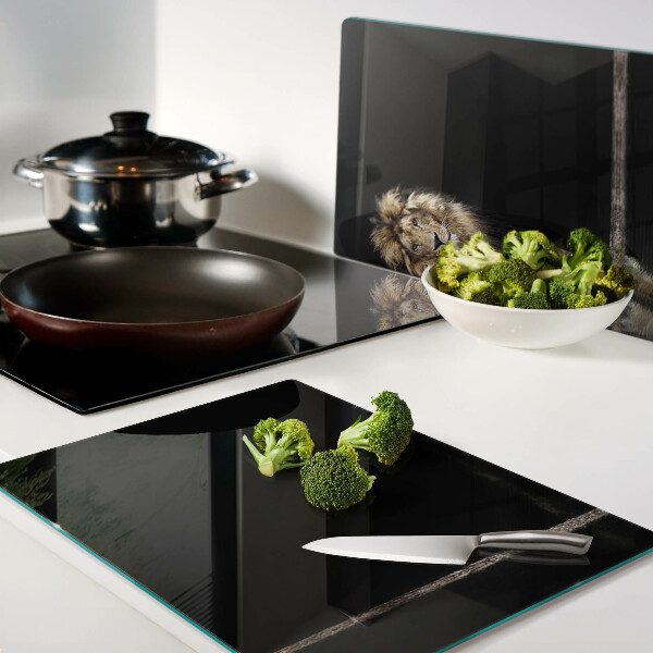 Szklana deska kuchenna Lew na ciemnym tle