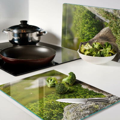 Deska kuchenna szklana Marmot na tle zielonej trawy
