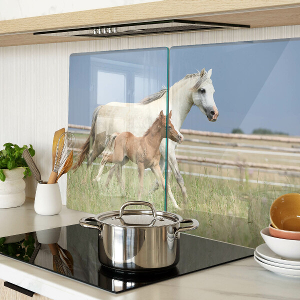 Glazen snijplanken Een paard met een veulen in een weiland.