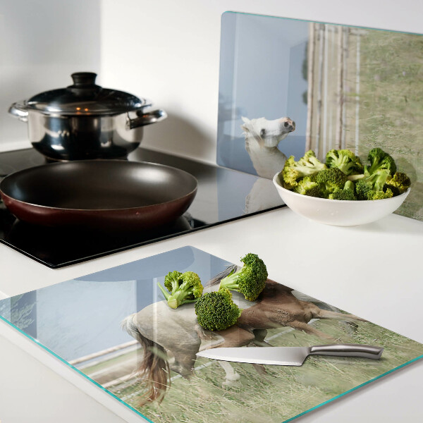 Glazen snijplanken Een paard met een veulen in een weiland.