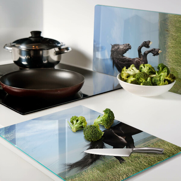 Deska kuchenna szklana Czarny koń na łące