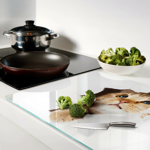 Snijplanken glas Een kat die door een gat in de muur kijkt.