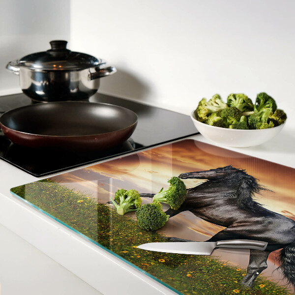 Snijplanken glas Een paard tegen de achtergrond van de ondergaande zon.