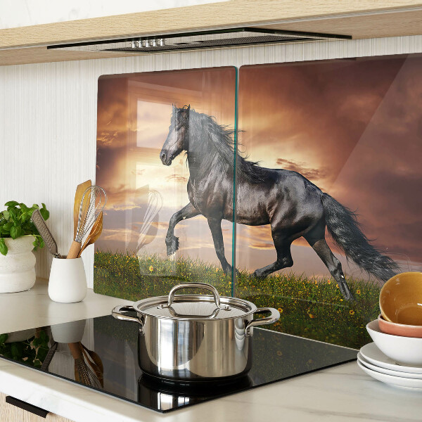 Snijplanken glas Een paard tegen de achtergrond van de ondergaande zon.