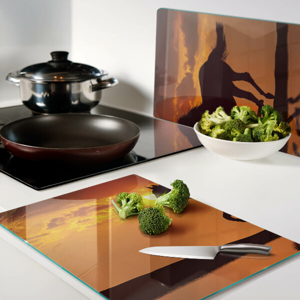 Snijplanken glas Een paard tegen de achtergrond van de ondergaande zon.