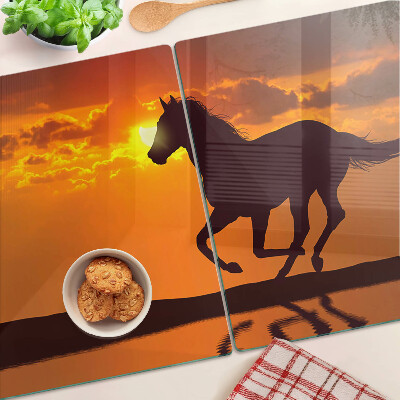 Snijplanken glas Een paard tegen de achtergrond van de ondergaande zon.