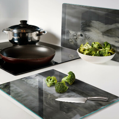 Szklana deska kuchenna Wilk w leśnym otoczeniu