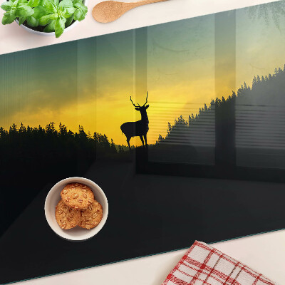 Snijplanken glas Herten tegen de achtergrond van de ondergaande zon.