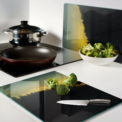 Snijplanken glas Herten tegen de achtergrond van de ondergaande zon.