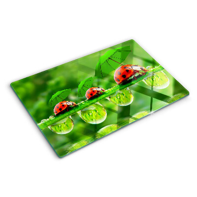 Glazen snijplanken Lieveheersbeestjes op bladeren met waterdruppels