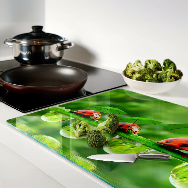 Deska kuchenna szklana Biedronki na liściach z kroplami wody