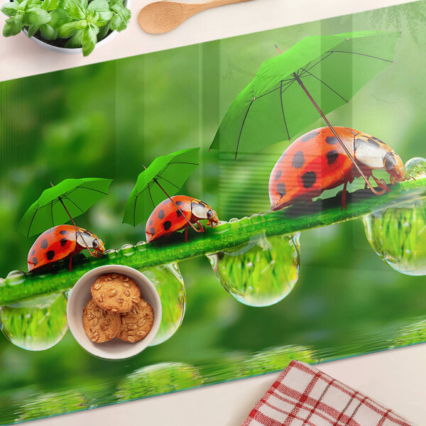 Glazen snijplanken Lieveheersbeestjes op bladeren met waterdruppels