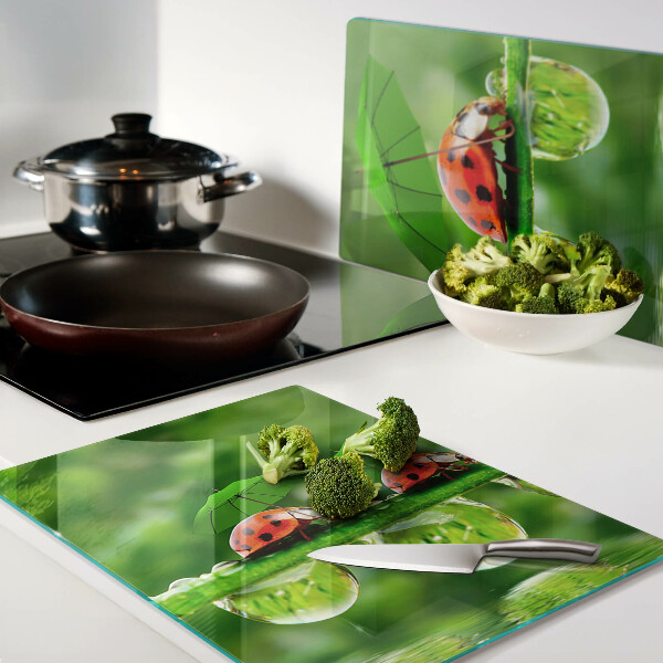 Glazen snijplanken Lieveheersbeestjes op bladeren met waterdruppels