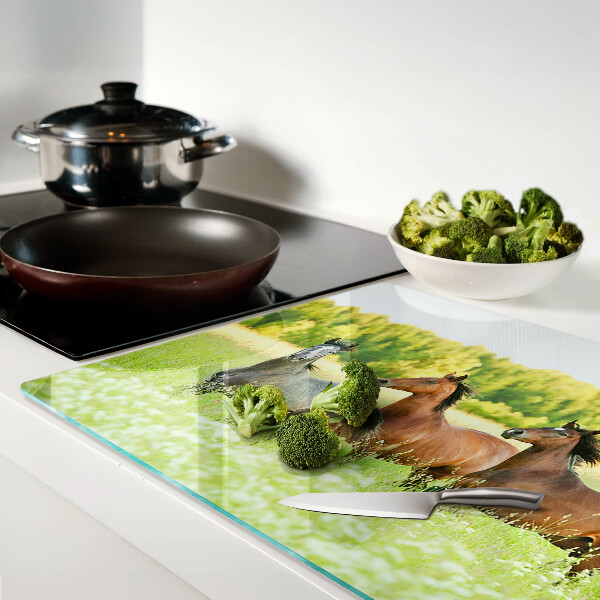 Snijplanken glas Een bijeenkomst van paarden in het veld.