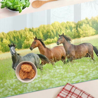 Snijplanken glas Een bijeenkomst van paarden in het veld.